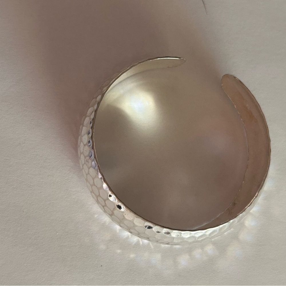 Elegant Silver Hammered Bracelet - Picture 2 of 8